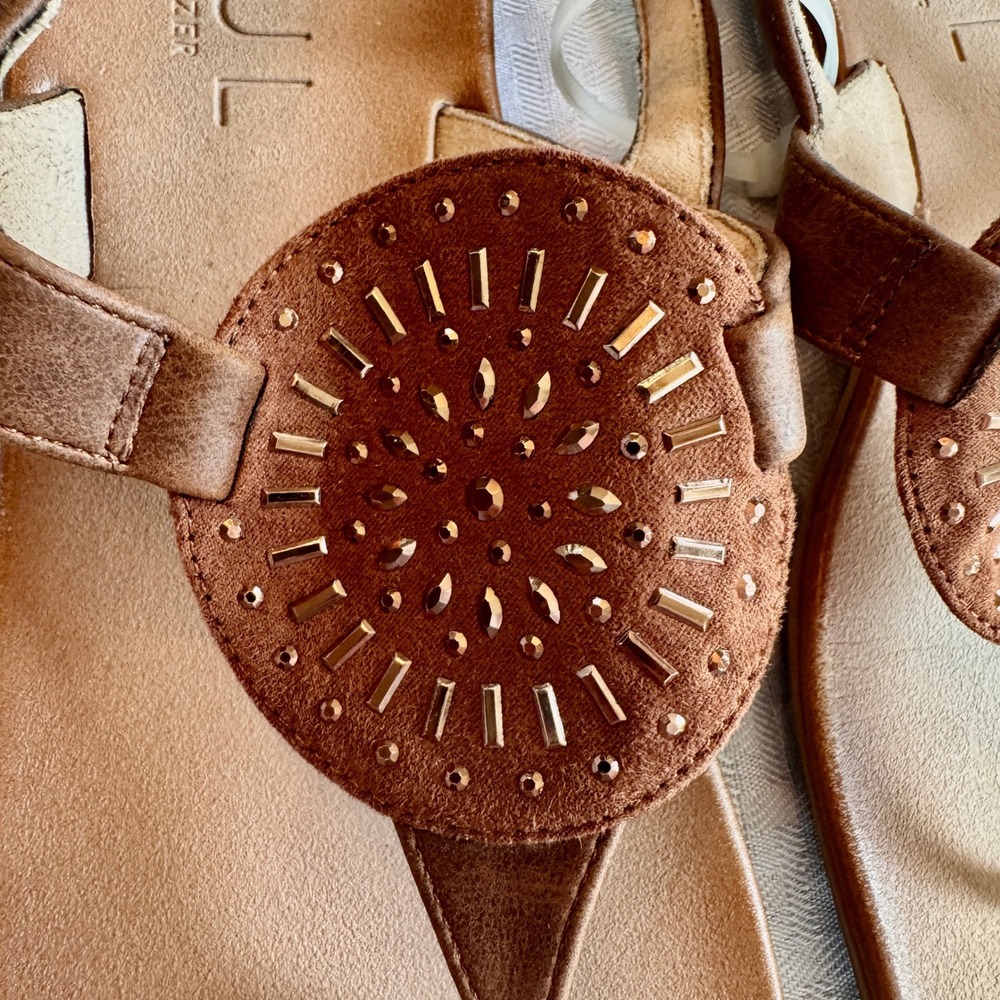 SOUL Naturalizer Brown Medallion Thong Sandals Boho Studded Slingback Womens - Picture 2 of 9